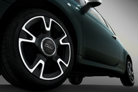 16インチの専用アルミホイールに195/45R16サイズのタイヤを組み合わせている。