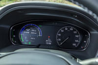メーターパネルはフルデジタル。速度や燃費、パワープラントの作動状態、運転支援システムの作動状態など、さまざまな情報が表示されるが、ドイツ車のようにナビゲーションの表示機能は搭載されていない。