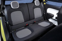 リアシートまわりでは、座面下の収納ネットが非採用となっている。