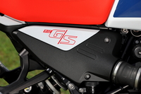 BMWいわく、車名の「G/S」は「Gelände（ゲレンデ：大地）／Straße（シュトラーセ：道）」の意味。「R1300GS」「R900GS」などの「GS」は「Geländesport（ゲレンデシュポルト）」の意味なので、これらのモデルでコンセプトが異なっているのがわかる。