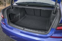 トランクルームの容量は5人乗車時で480リッター。足先をバンパーの下にかざすだけでトランクリッドを開閉できる機能が、標準で備わる。