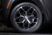 「グランドチェロキー サミットリザーブ4xe」には純正と同じ275/45R21サイズを装着。「PS71 SUV」のラインナップは17～22インチの全41サイズで、「トヨタ・ヤリス クロス」や「マツダCX-3」などの国産人気SUVから輸入大型SUVまでカバーする。
