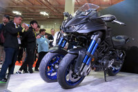 東京モーターショー2017で世界初公開された三輪モーターサイクルの「ヤマハ・ナイケン」。これを市販化しちゃうんだから……。ヤマハの前のめりな姿勢を、四輪メーカーも少し見習ってほしい。
