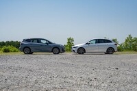 全長×全幅×全高は「B180」が4430×1795×1550mmで「218i Mスポーツ」が4385×1825×1565mm。B180はオプションの「AMGラインパッケージ」に含まれる「ローワードコンフォートサスペンション」によって一般的な機械式駐車場が利用可能な全高に収まっている（標準は1565mm）。