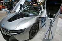 BMWはジュネーブショーのカンファレンスで、2021年に発売予定の自動運転車「i NEXT」を話題にしなかった。（写真はBMWブースに展示された「i8」）