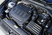 可変式ガイドベーン付きターボチャージャーを備える、2リッター直4ディーゼルエンジン。1600rpmという低回転域から360N・mもの最大トルクを発生する。