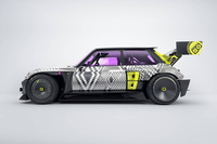 鋼管スペースフレーム＋カーボンシェル構造を採用するBEV「R5ターボ3Eコンセプト」。開発のコンセプトはテレビゲームから着想したドリフトマシンで、極限まで低められた車高や大型のリアウイングなど、ショーカーとしての見栄えも重視されている。