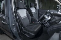 シートにはグレー系のグラデーションカラーを使ったファブリック表皮を採用。立派なサイドサポートを備えているところはさすがルノーだ。