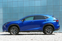 2014年に登場した初代「レクサスNX」。トヨタの“後ろ上がり”なデザインは、このモデルから始まった。