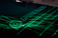 ボンネットにあしらわれる緑色の炎（ブレイズ）は職人の手作業によって一本ずつ手彫りで刻まれる。