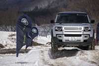 モーグルコースを行く「ディフェンダー」。四輪独立懸架式とは思えぬほどのサスペンショントラベルに驚く。