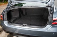 「クラウン2.5 G」のトランクルームの容量は431リッター。9.5インチのゴルフバッグが4つ積めるとうたわれる。