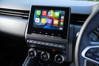 ダッシュボード中央に備わる「マルチメディアEASY LINK」のタッチパネル。Apple CarPlayやAndroid Autoといった、携帯端末との連携機能も搭載されている。