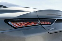 「ルーヴル・ピラミッド」をモチーフとしたリフレクターを持つリアコンビランプ。