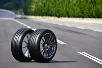 「ADVAN dB V552」（写真右）は、従来製品（同左）から大きく進化したことが確認できた。