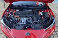 アトキンソンサイクルの2リッター直4直噴エンジンに、ホンダ独自の2モーター内蔵のCVTを組み合わせたハイブリッドシステム「e：HEV」を搭載する新型「プレリュード」。エンジン単体で最高出力141PS、モーター単体で同184PSを発生させる。