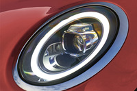 特別装備されるLEDヘッドライト。フロントのフォグランプおよびリアコンビネーションランプもLEDとなる。