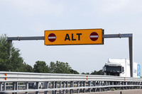 近年、高速道路では進入禁止の標識が拡充されているが、単なる自動車専用道路や一般道ではまだ不十分である。