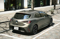 リアまわりの上部を絞り込むことでスポーティーさを狙った「カローラ スポーツ」のデザインだが、それにより“垂れ尻”に見えてしまうという弊害も生まれてしまった。