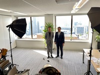 最後は2人そろって記念撮影。会長に就任されたらまた押しかけてみようかな。