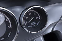 メーターパネルの右端に備わるパワーリザーブメーター。ロールス・ロイスのモデルなどに見られる装備で、エンジンの“余力”がパーセンテージで示される。