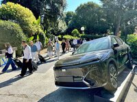 会場に至る通路に展示されていた「吉利スターレイEM-i」。プラグインハイブリッド車で、価格は3万1900ユーロ（約589万円）。