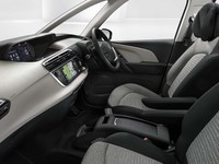 グレーベージュダッシュボードやツートーンファブリックシート、フロント大型ヘッドレストを採用する「グランドC4スペースツアラー オリジンズ」。