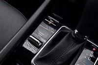 シフトレバーのそばには、ドライブモード（スタンダード／スノー／オート）のセレクターがレイアウトされる。