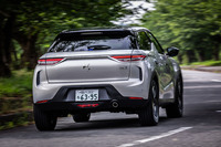 サスペンションはフロントがマクファーソンストラット式で、リアがトーションビーム式。路面状況に応じて「サンド」「マッド」「スノー」に走行モードを切り替えられる「グリップコントロール」も備わっている。