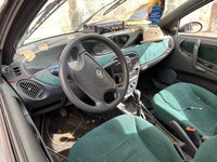 PA機器の配線をはわせた室内。