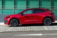 ドアパネルの弧を描くようなリフレクションなど、特徴的なところも見られる新型「クリオ」だが、フォルム自体はかなりコンサバティブだ。