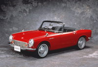 1964年3月に登場した「S600」。フロントグリルとバンパーのデザインほか細部を改めたボディーに57PS/8500rpmまで高められた606ccユニットを搭載し、最高速は145km/hに向上。価格は「S500」より5万円高い50万9000円だった。1年後の1965年3月にはテールゲート付きのルーフを備えた「S600クーペ」も加えられた。