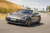 最上級モデルの「ターボ」を含め、「パナメーラ スポーツツーリスモ」の駆動方式は全車4WDとなる。後輪に舵角を与えることでコーナリング性能や走行安定性を高めるリアアクスルステアは、オプションとして用意される。