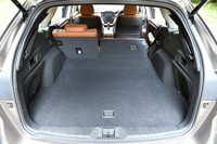 後席は60：40の分割可倒式。背もたれを倒すとフラットで広々とした積載スペースが得られる。