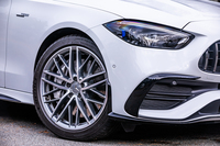 今回の試乗車は19インチサイズの「AMG5ツインスポーク」アルミホイールに前245/40R19、後ろ265/35R19サイズの「ミシュラン・パイロットスポーツ4 S」タイヤを組み合わせていた。