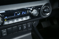 センターコンソールには、エアコンのスイッチ（写真中央）のほかに、駆動方式のセレクター（同右）が並ぶ。