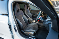 Mスポーツシートの表皮はアルカンターラとヴェガンザ（ビーガンレザー）の組み合わせ。よりエモーショナルな「コーラルレッド」のカラーリングも追加費用なしで選べる。