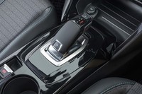 バイワイヤ式のシフトレバー。手先のわずかな動きで操作できる。