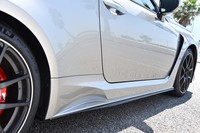 ロッカーモールの後端（写真左下）は、リアタイヤ周辺に生じる空気の乱流を抑制する形状に改められた。