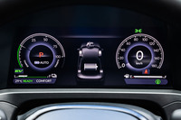 10.25インチの“バイザーレス”メーターパネル（写真）と11.5インチ相当のヘッドアップディスプレイをセットで標準装備。使いやすさと見やすさを向上させたというインターフェイスが新型「アコード」の自慢だ。