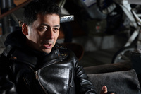 ＜プロフィール＞
	桐島ローランド　
	1968年横浜生まれ。ニューヨーク大学芸術学部を卒業後、写真家としてのキャリアをスタート。多くのファッション撮影や広告撮影、ムービー作品の制作などを手がけている。バイクにも精通しており、2007年にはダカールラリー完走を果たした。