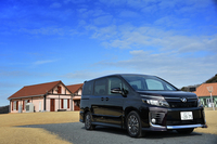 トヨタ・ヴォクシーZS
    