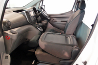 助手席は、背もたれが前屈可能。裏面をテーブルとして活用できる。