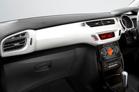 「シトロエンC3」にパールホワイトの限定車の画像