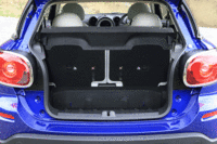 ラゲッジルームは、リアシートを起こした状態で330リッターの容量を確保。後席の格納は、背もたれを倒すだけのシングルフォールディング式だ。（写真をクリックすると、シートの倒れる様子が見られます）
    