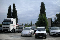 駐車スペースの様子。トラックもあるのには驚き。