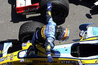 お馴染みとなった勝利のポーズ。今回は羽を広げた（？）アロンソ。（写真＝Renault）