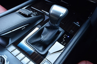 トランスミッションはトルコン式の8段AT。シフトセレクターに加え、シフトパドルでも変速操作が可能となっている。