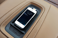 センターコンソールの上には携帯端末用の非接触充電器が備わる。
    