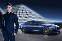 テニスプレイヤーの錦織 圭選手と「ジャガーXE KEI NISHIKORI EDITION」。